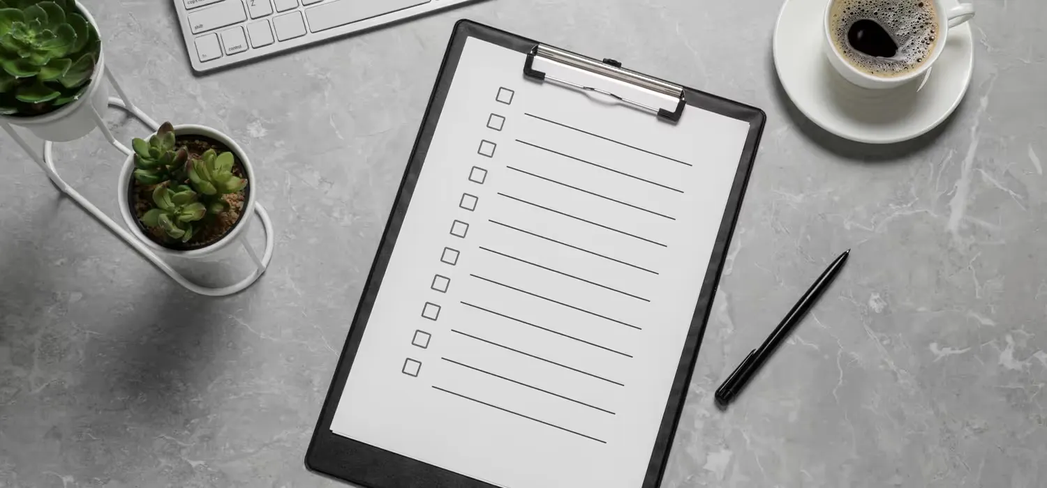 Checklist vierge sur un bureau avant le lancement d’une boutique en ligne.