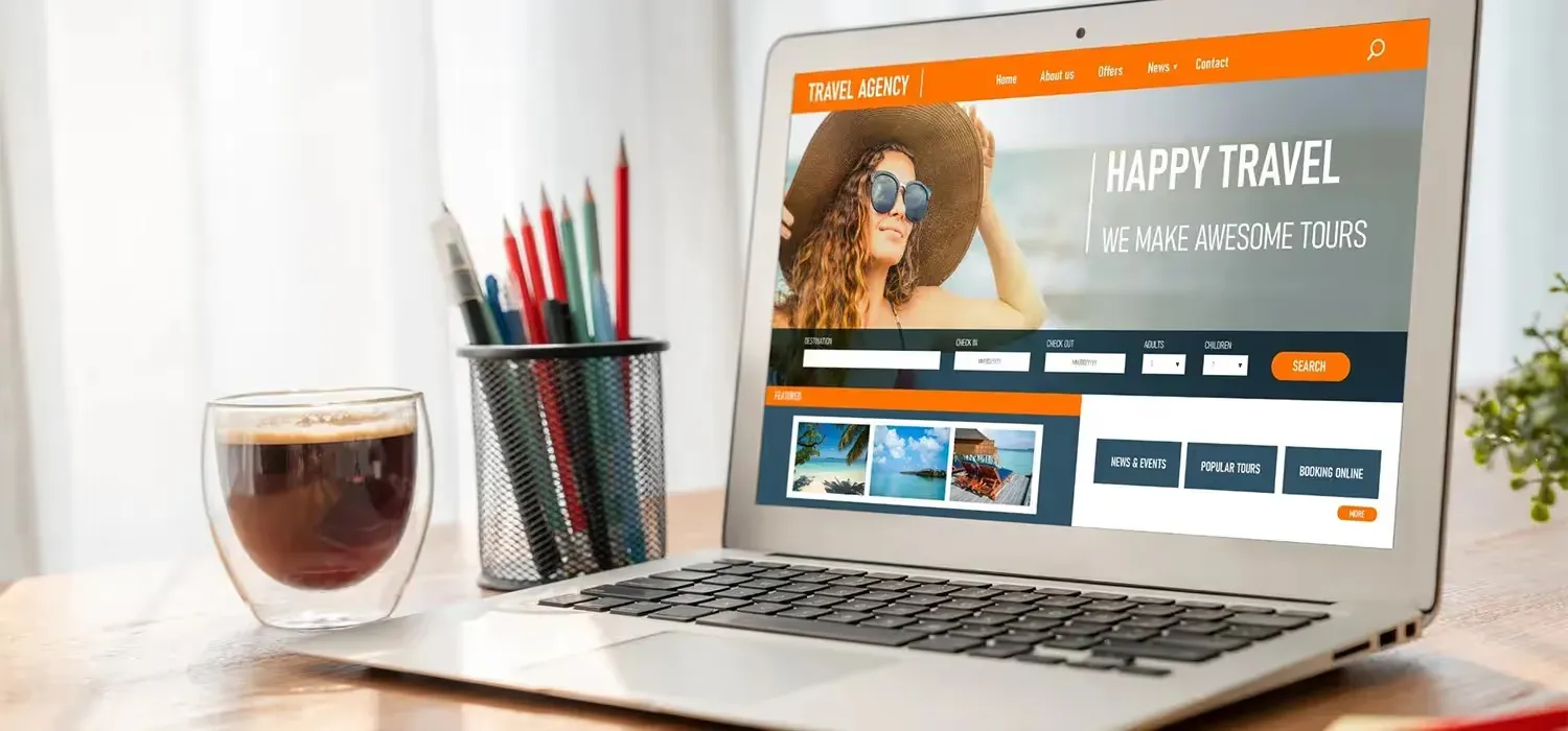 Un pc portable montrant un site internet créer avec wordpress.