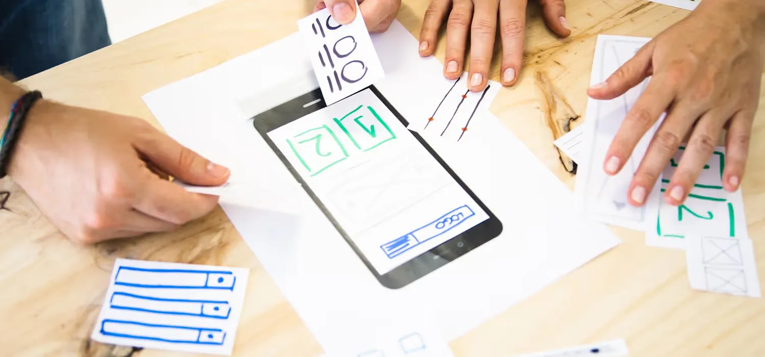 Une équipe de développeur occupée à discuter sur le mobile-first