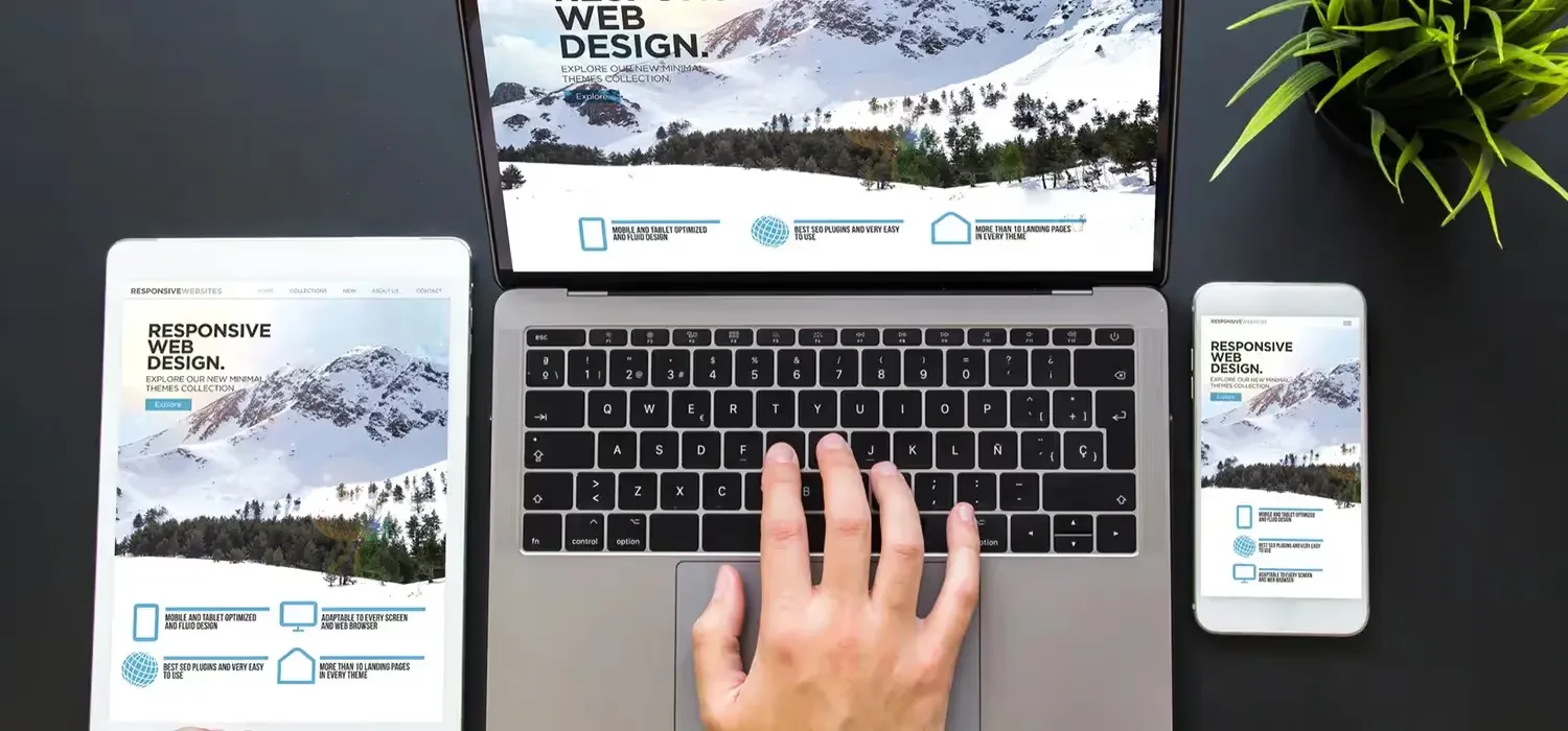 Affichage d'un pc portable, d'une tablette et d'un smartphone montrant le responsive design d'un site.