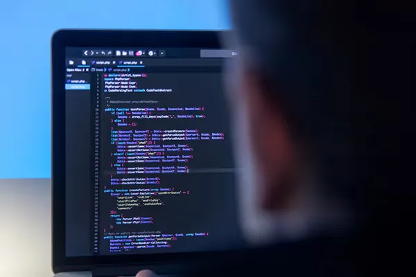 Développeur web travaillant sur un framework PHP pour créer une application web sur mesure.