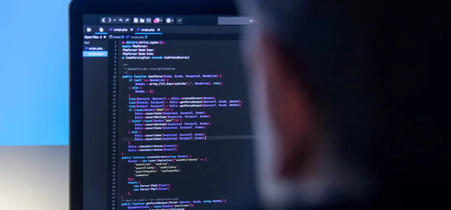 Développeur web travaillant sur un framework PHP pour créer une application web sur mesure.